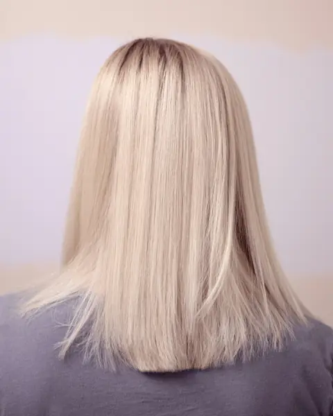Beispielfoto: glattes, schulterlanges hellblondes Haar von hinten