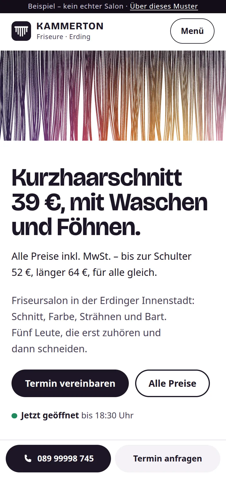 Startseite von Kammerton Friseure am Handy: oben gezeichnete Haarsträhnen in Farbtönen, gerade geschnitten, darunter die Überschrift „Kurzhaarschnitt 39&nbsp;€, mit Waschen und Föhnen.“ mit den Preisen bis zur Schulter und länger, Knöpfe „Termin vereinbaren“ und „Alle Preise“, eine Zeile, ob der Salon gerade geöffnet hat, und eine Leiste mit Anrufen und Terminanfrage – Beispielseite eines erfundenen Salons